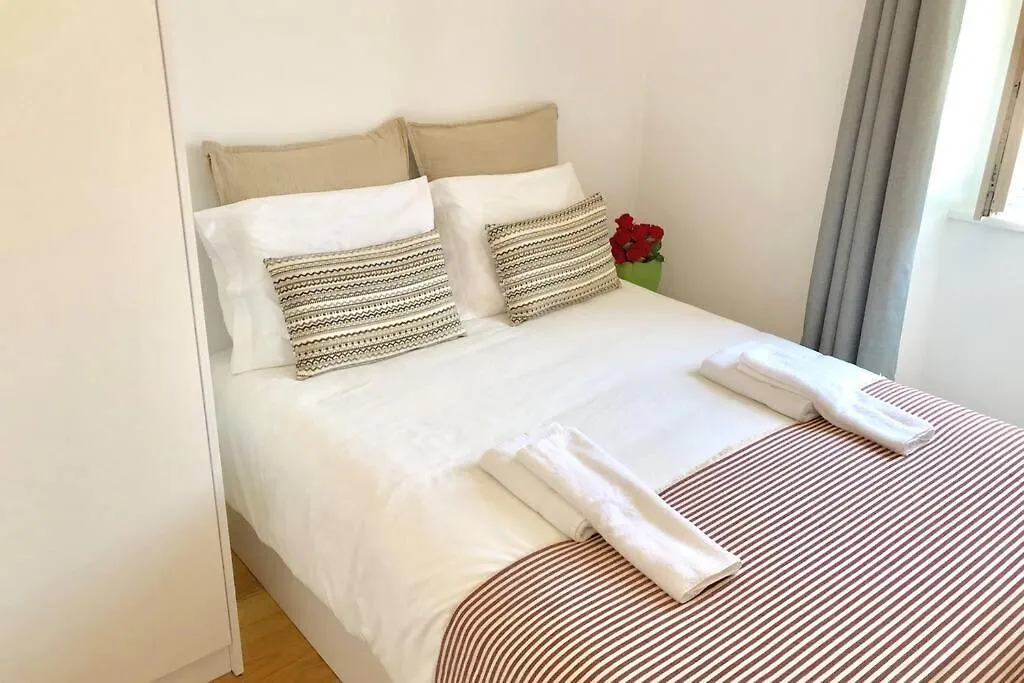 32 2 - Heart Of Lisbon Private Apartment, Bairro Alto 0*,  Portogallo