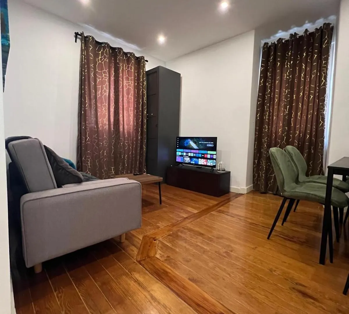 32 2 - Heart Of Lisbon Private Apartment, Bairro Alto 0*,  Portogallo